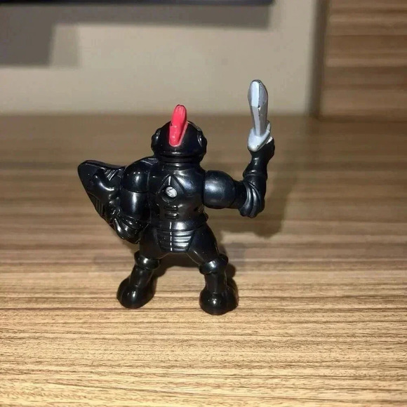 Vintage Fisher Price Castle Knights Lot of 2 1 Black Knight 1 Gold 2/2.25” 1993 - Picture 3 of 8